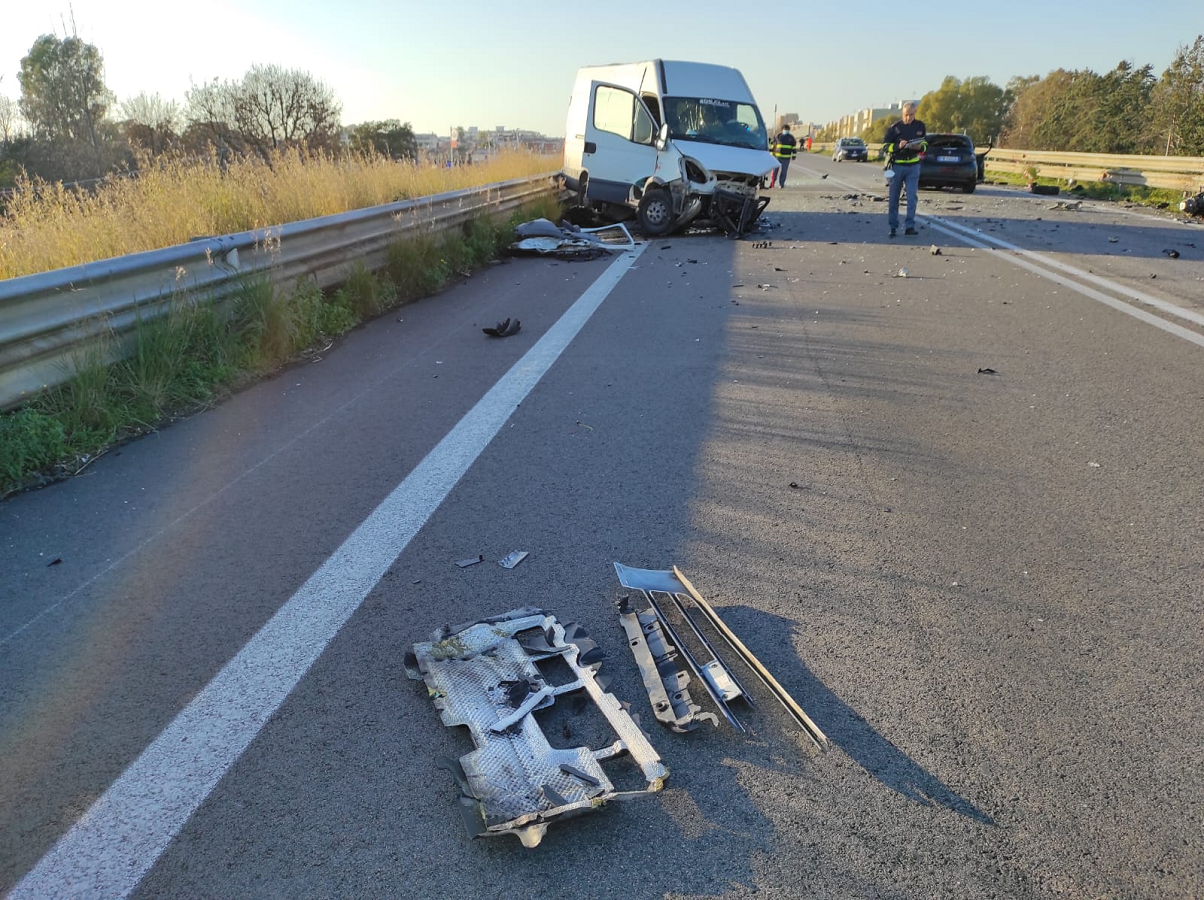 Latina - Tragedia Sulla Pontina. Sbalzato Dall'auto Finisce Sulla ...